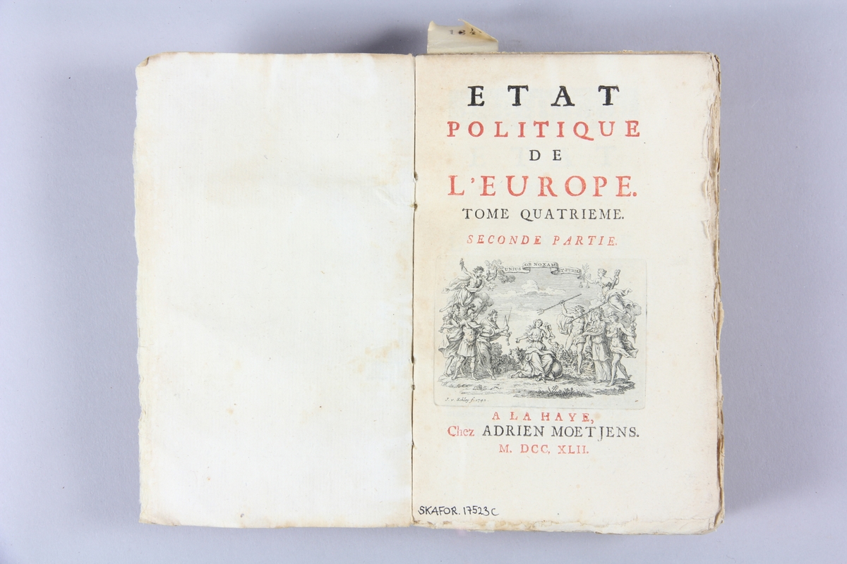 Bok, pappband, "État politique de l´Europe", del 4:2, tryckt 1742 i Haag. Pärmar av marmorerat papper, blekt rygg med påklistrade etiketter, delvis utplånad text. Oskuret snitt, ej uppskuren.