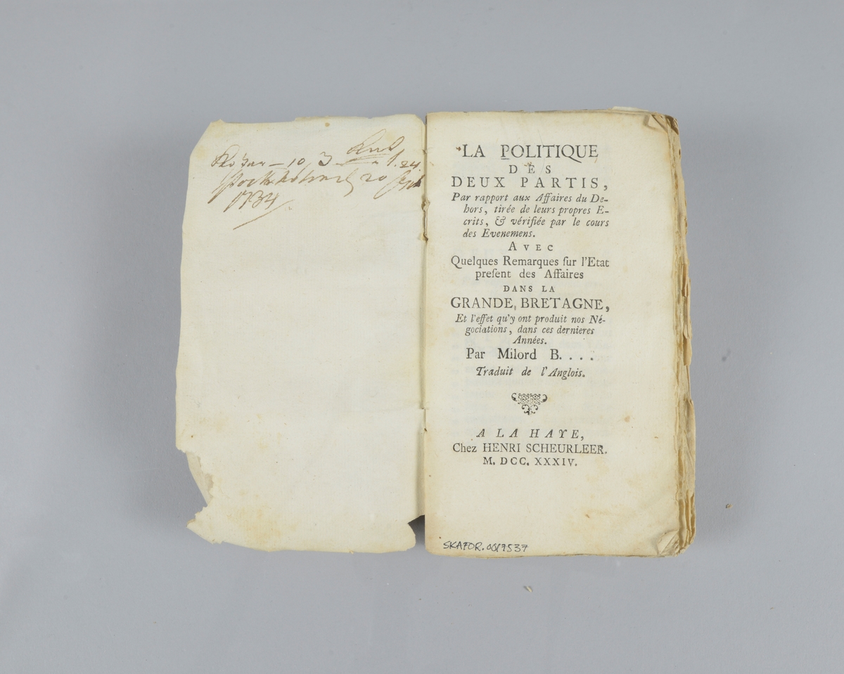 Bok, pappband, "La politique des deux partis",  tryckt 1734 i Amsterdam. Marmorerade pärmar, blekt rygg med etiketter med bokens titel och nummer. Oskuret snitt. Påskrift med tusch på pärmens insida.