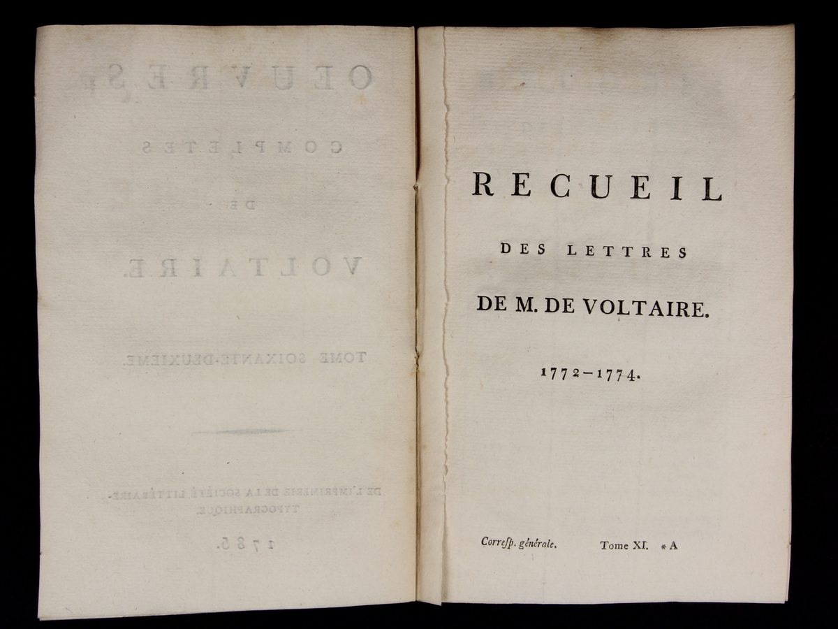 Bok, häftad,"Oeuvres complètes de Voltaire, Receuil de lettres 1772-1774", del 62, tryckt 1785.
Pärm av gråblått papper, skurna snitt, på insidan inklistrad text ur annan volym .På ryggen pappersetikett med tryckt text samt volymens namn och nummer. Ryggen blekt.