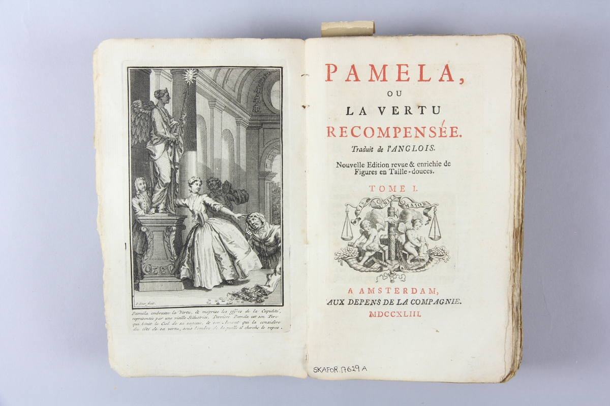 Bok, häftad" Pamela ou la vertu recompensée", del 1, tryckt 1743 i Amsterdam. Pärm av marmorerat papper, oskuret snitt. Blekt rygg med pappersetikett med volymens namn och samlingsnummer.