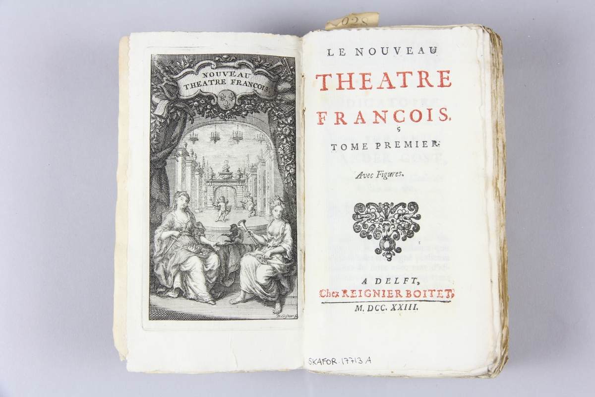 Bok, häftad, "Le nouveau theatre françois", del 1, tryckt i Delft 1723.
Pärm av marmorerat papper, oskurna snitt. På ryggen klistrade pappersetiketter med volymens namn och samlingsnummer. Ryggen blekt. Anteckning om inköp.
