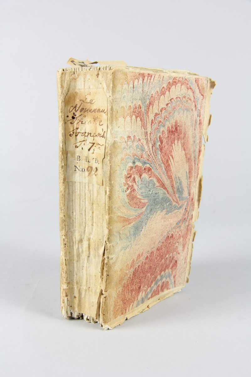 Bok, häftad, "Le nouveau theatre françois", del 7, tryckt i Utrecht 1735.
Pärmen av marmorerat papper, oskurna snitt. På ryggen klistrade pappersetiketter med volymens namn och samlingsnummer. Ryggen blekt.