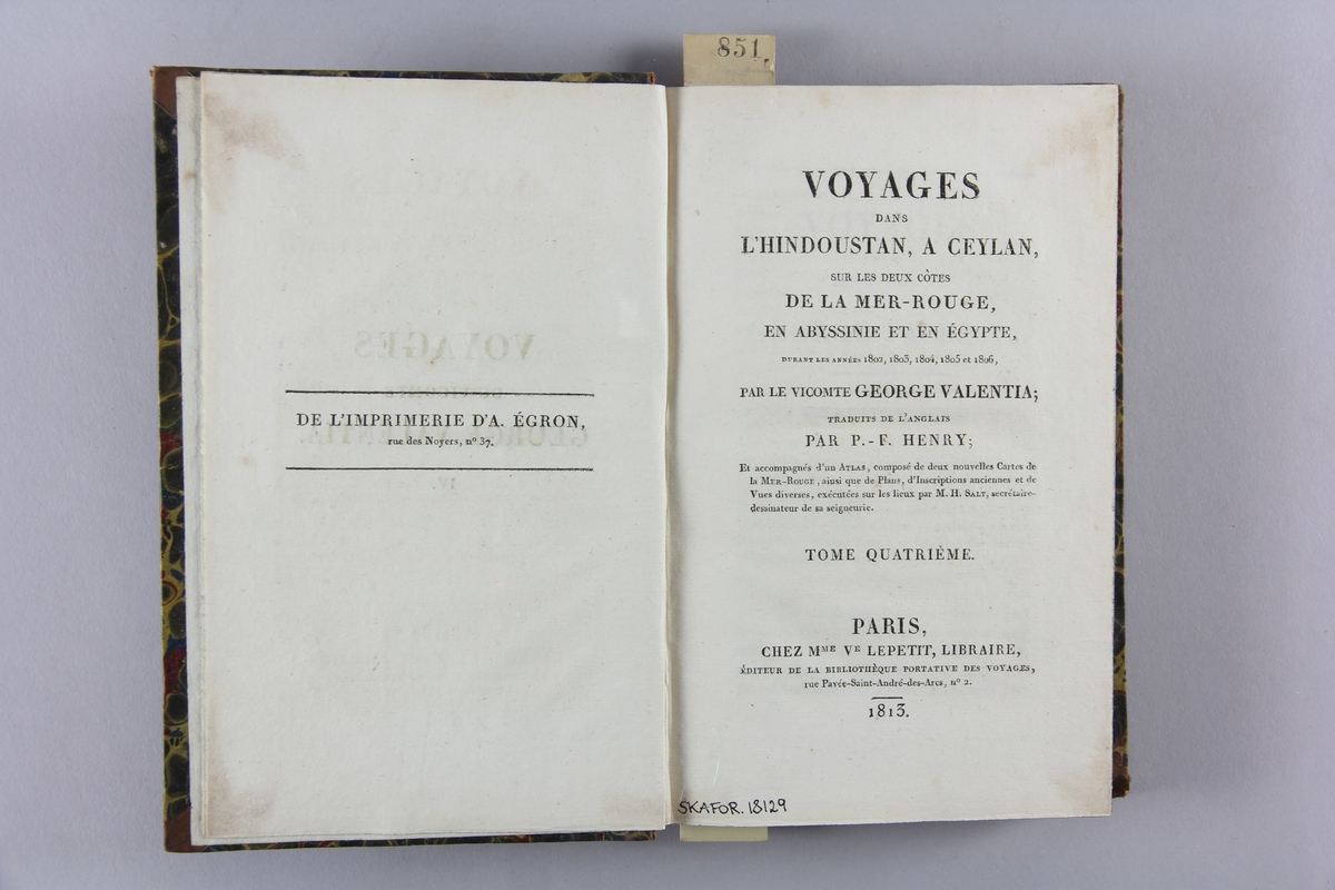 Bok, halvfranskt band, "Voyages dans l'Hindoustan, à Ceylan ..." del 4. Pärmar klädda med marmorerat papper, rygg och hörn av skinn. På ryggen präglad titel och volymens nummer.