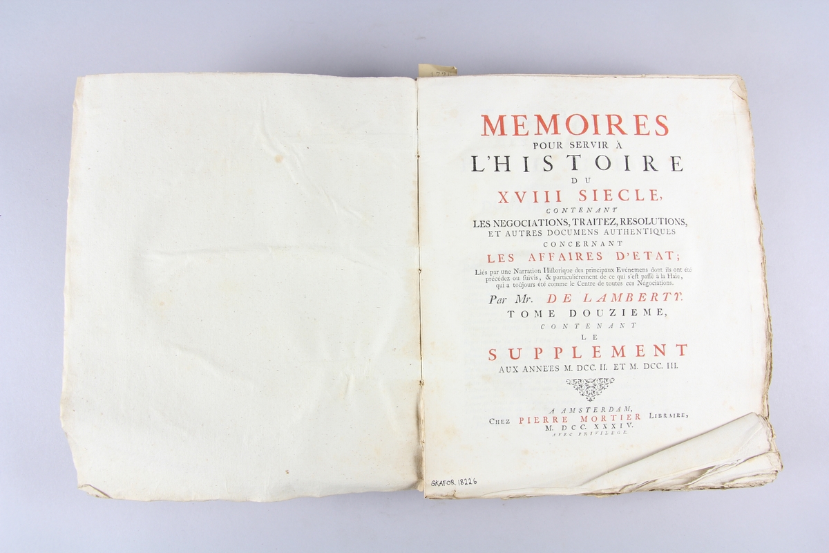 Bok, häftad "Mémoires pour servir à l'histoire du XVIII siecle" del 12. Pärmar av marmorerat papper, blekt och skadad