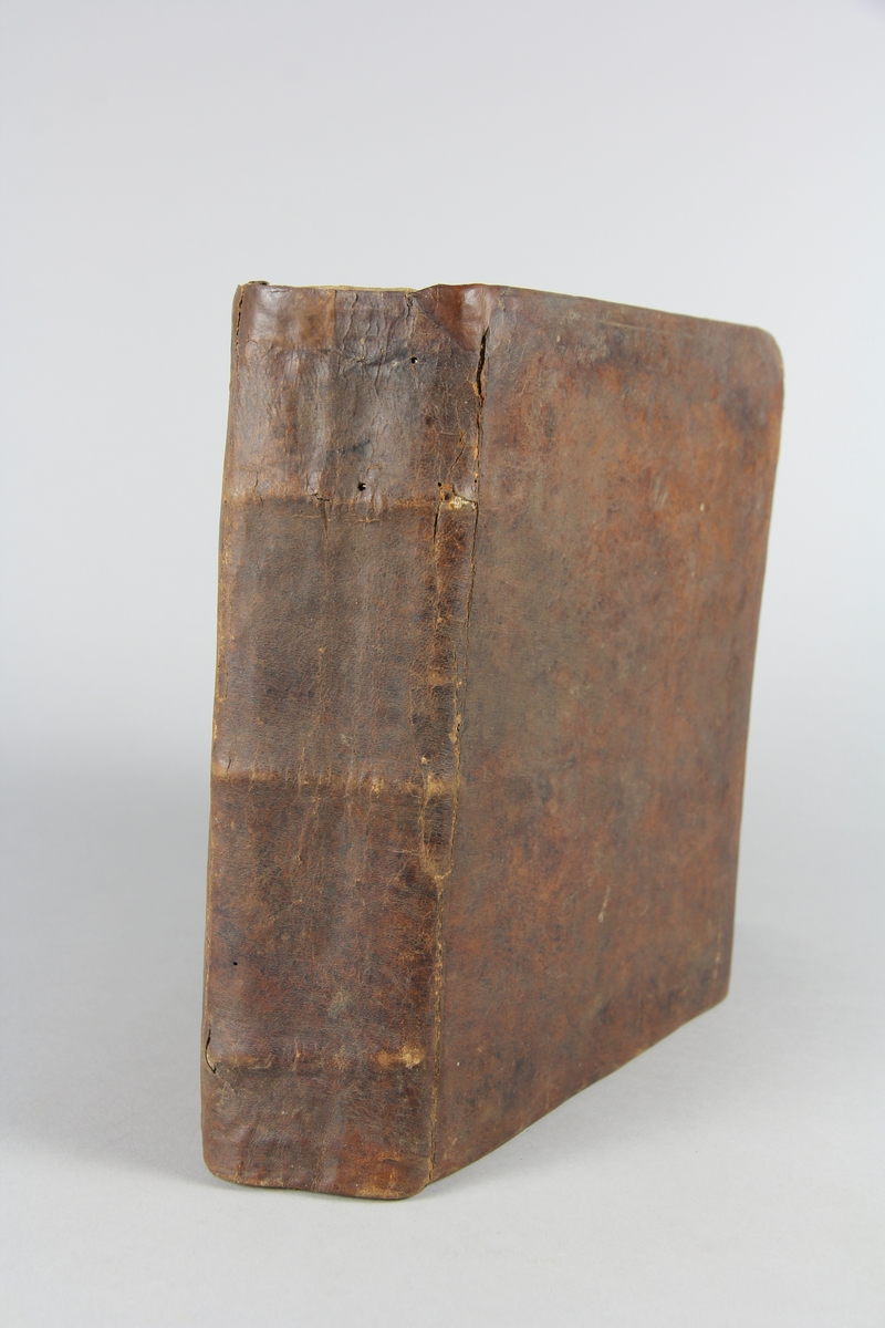 Bok, "Kongl. Stadgar, Förordningar, Brev och Resolutioner angående Svea Rikes Landt-Milice" del 1, 1680-1685. Skinnband med rygg i tre upphöjda bind, blågrönt snitt.