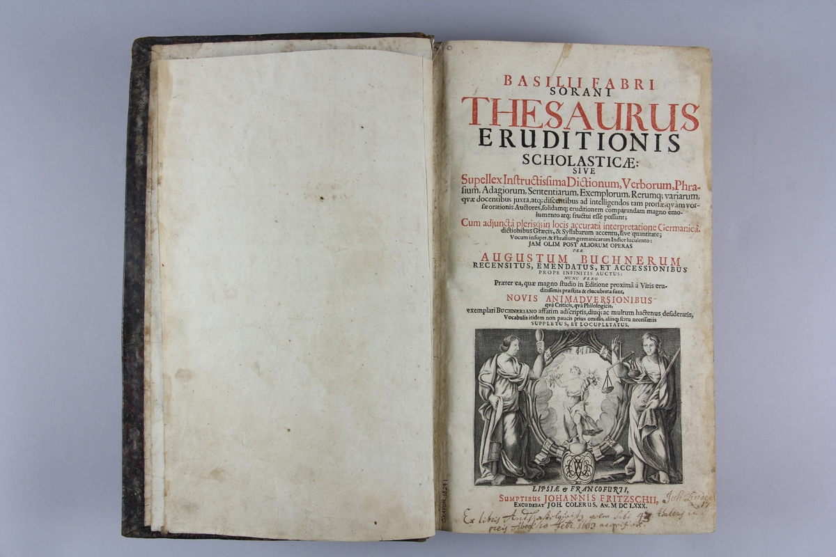 Bok, "Basilii Fabrii Sorani Thesaurus Eruditionis scholasticæ". Skinnband  med rygg i sex upphöjda bind, fält med titel. Skuret stänkt snitt.