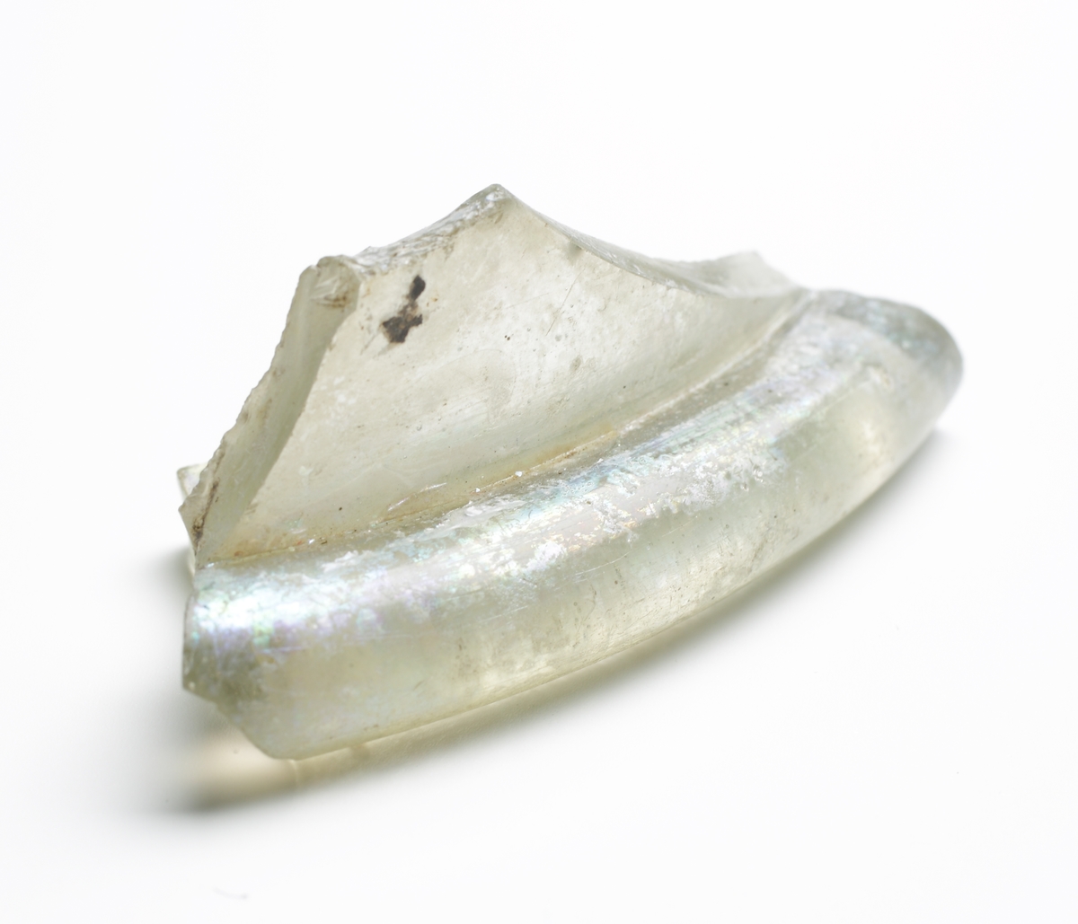 Totalt sexton fragment av en hög cylindrisk och bemålad bägare, kallad reichsadlerhumpen. Ofärgad, men till följd av sk. glassjuka iriserande glasmassa, bemålad med nu delvis avskavd emaljfärg. Åtta fragment utgör delar av en botten med en låg "kinnekulle" och en utanpå liggande glaskant. Två av bottenfragmenten med delar av buken, har motiv i form av klor från en örn och delar av en mörk fjäderskrud. Ytterligare fem bukbitar har delar av samma fjäderskrud, ibland som bakgrund till en eller flera vapensköldar. På ett av fragmenten syns yttersta delen av ett rött mittkrucifix med Kristi hand samt delar av en vit vapensklöld med ett rött kors och ett inskriftsband i vinkel (texten: POTESTATE ZU ROM). På ett annat fragment syns krusifixets nedre del med delar av Jesu fot, mot en bakgrund av örnens stjärtfjädrar. Se Referenser/Digitala objekt för att se ett liknande, komplett objekt från The Corning Museum of Glass.