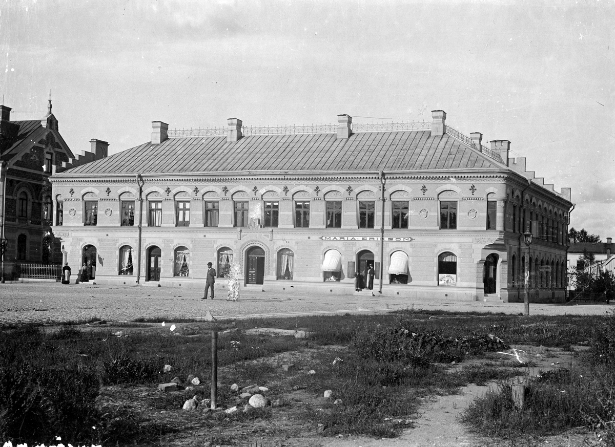 Jönssonska huset vid Stora Torget, före byggandet av Bellinders fastighet 1900.