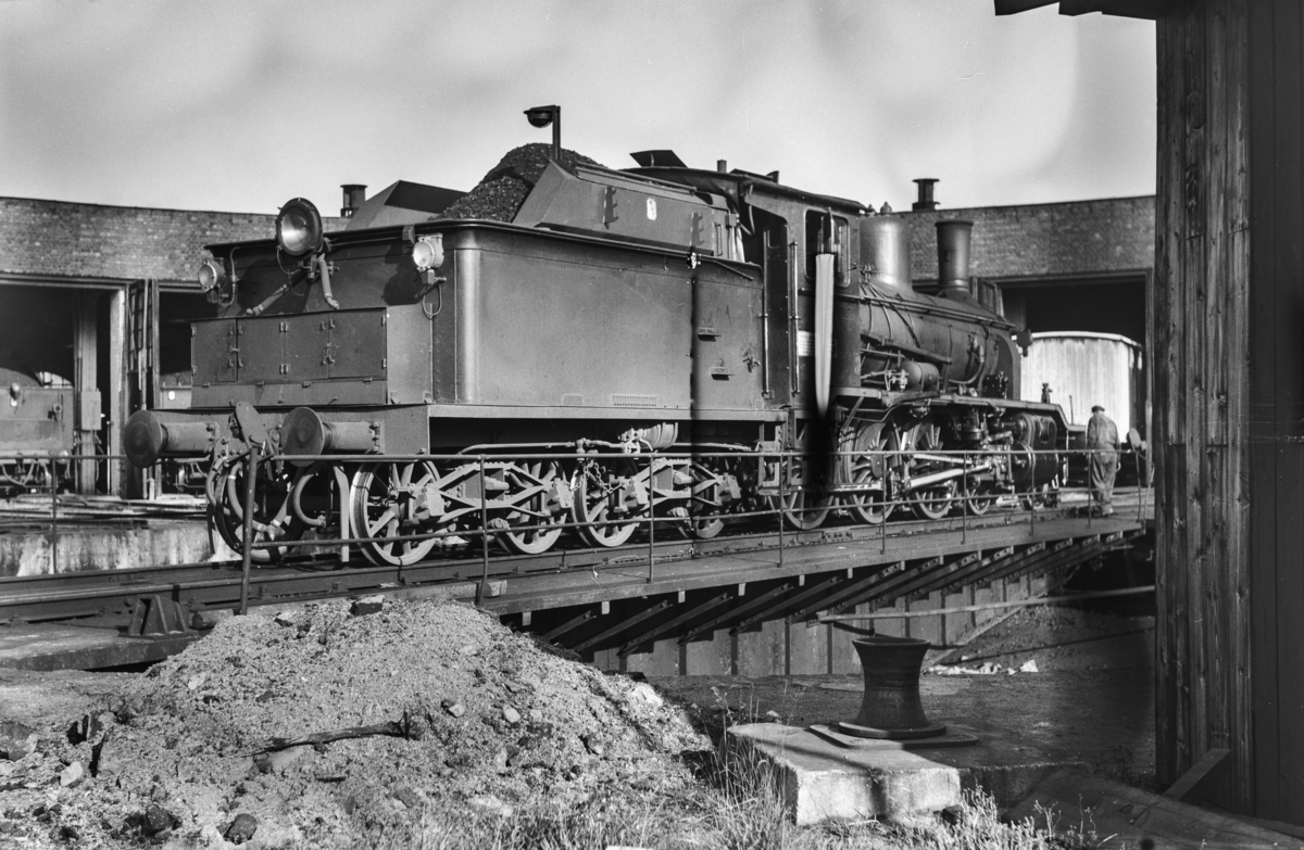 Damplokomotiv type 18c nr. 310 på svingskiven ved lokomotivstallen på Hamar stasjon.