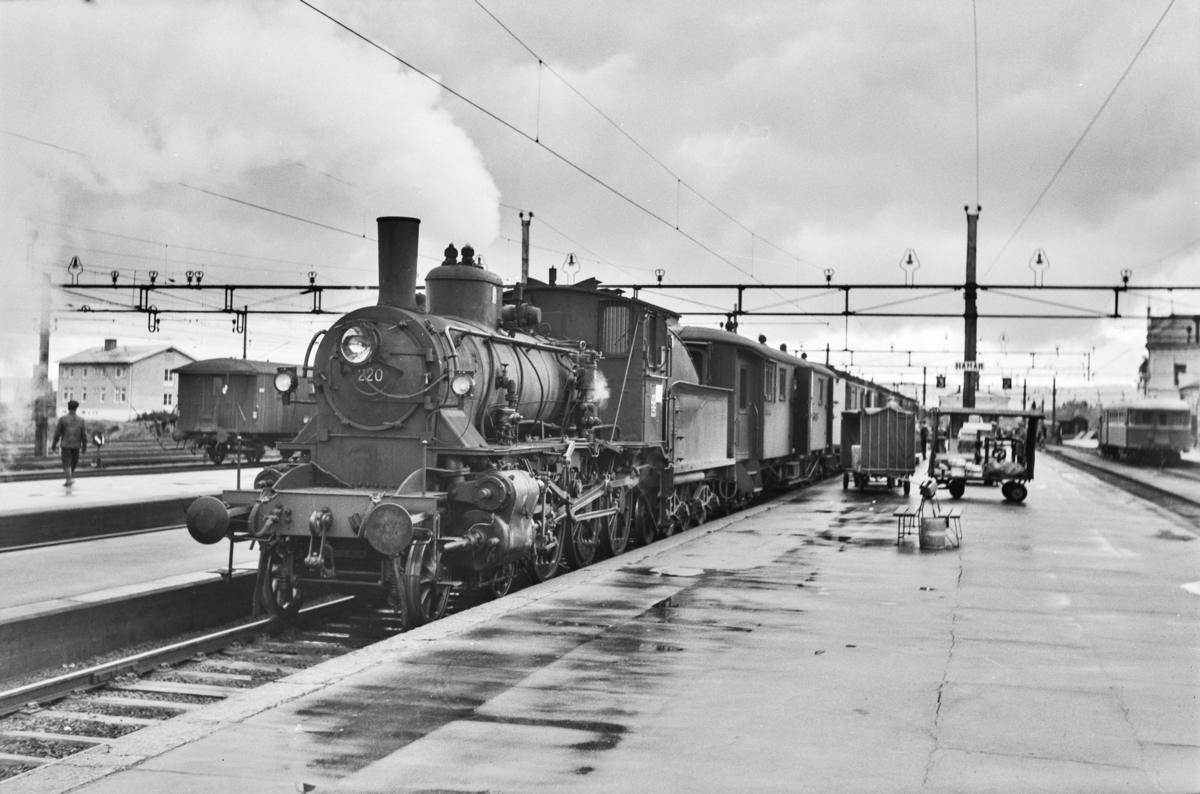 Dagtoget fra Oslo Ø til Trondheim over Røros, tog 301, på Hamar stasjon. Toget trekkes av damplokomotiv type 27a nr. 220.