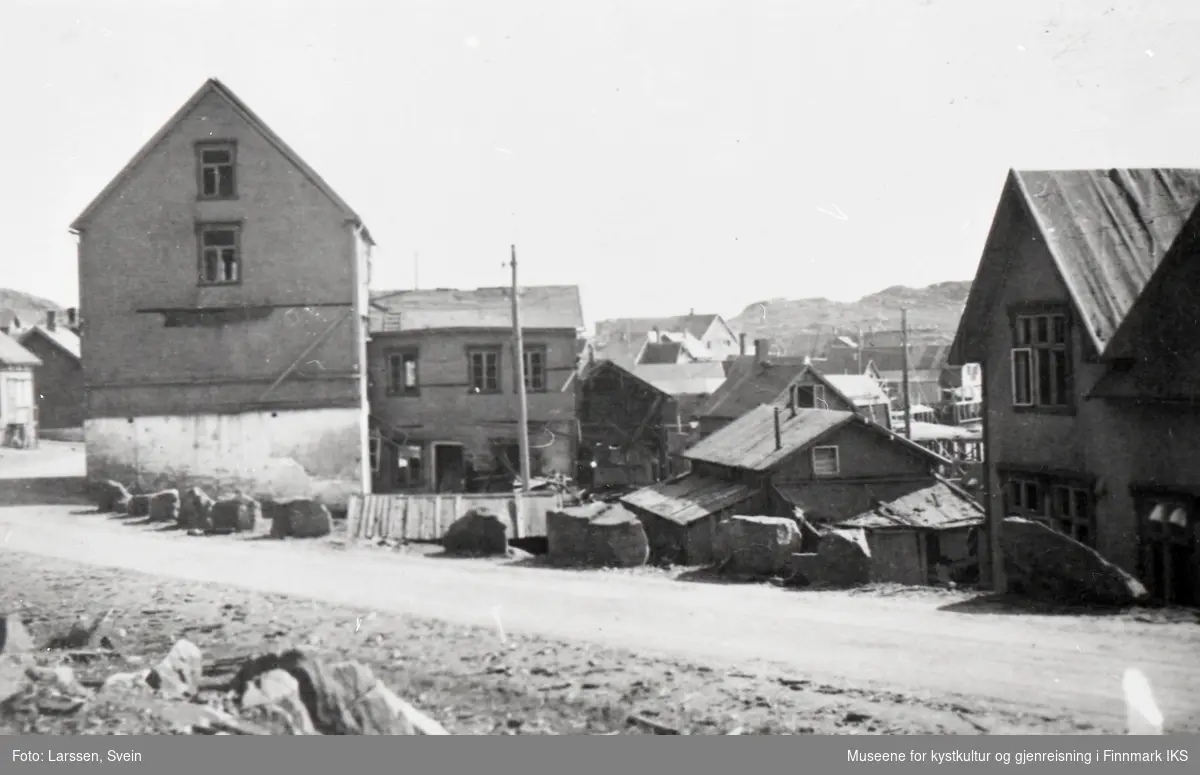 Honningsvåg. Storbombingen. Til venstre Leif Olsens hus med skader. 14. juli 1942.