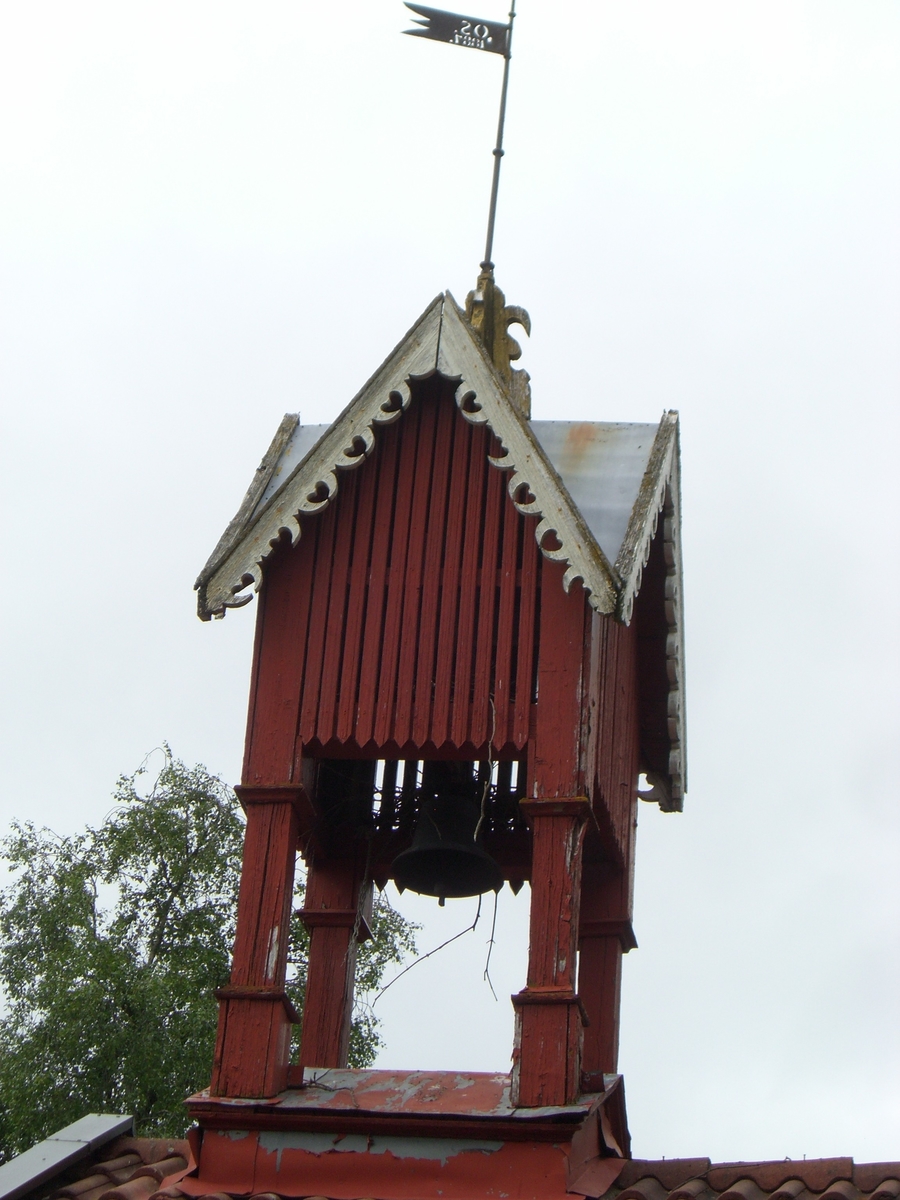 Klokketårnet på Norseng (Nørseng) har kryssformet saltak (lanterneform) og sveitserstildetaljer. Tårnet er plassert på stabburet, og er i middels til dårlig stand.
