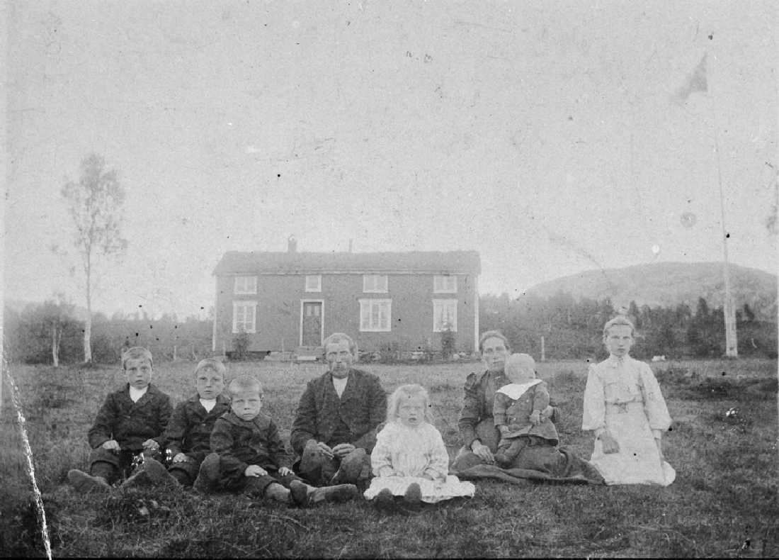 Leirfjord, Simsø. Familiebilde. Edvart Thomassen og Marie (?-!956) med barna på gården Lysvold. 
