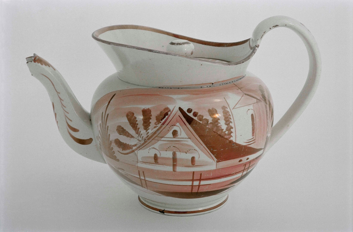 Tekanna (A) av keramik med löst lock (B). Bukig form, svängd pip. Rosa dekor mot vit botten med lysterglasyr. " L Å L " inristad under kannan.