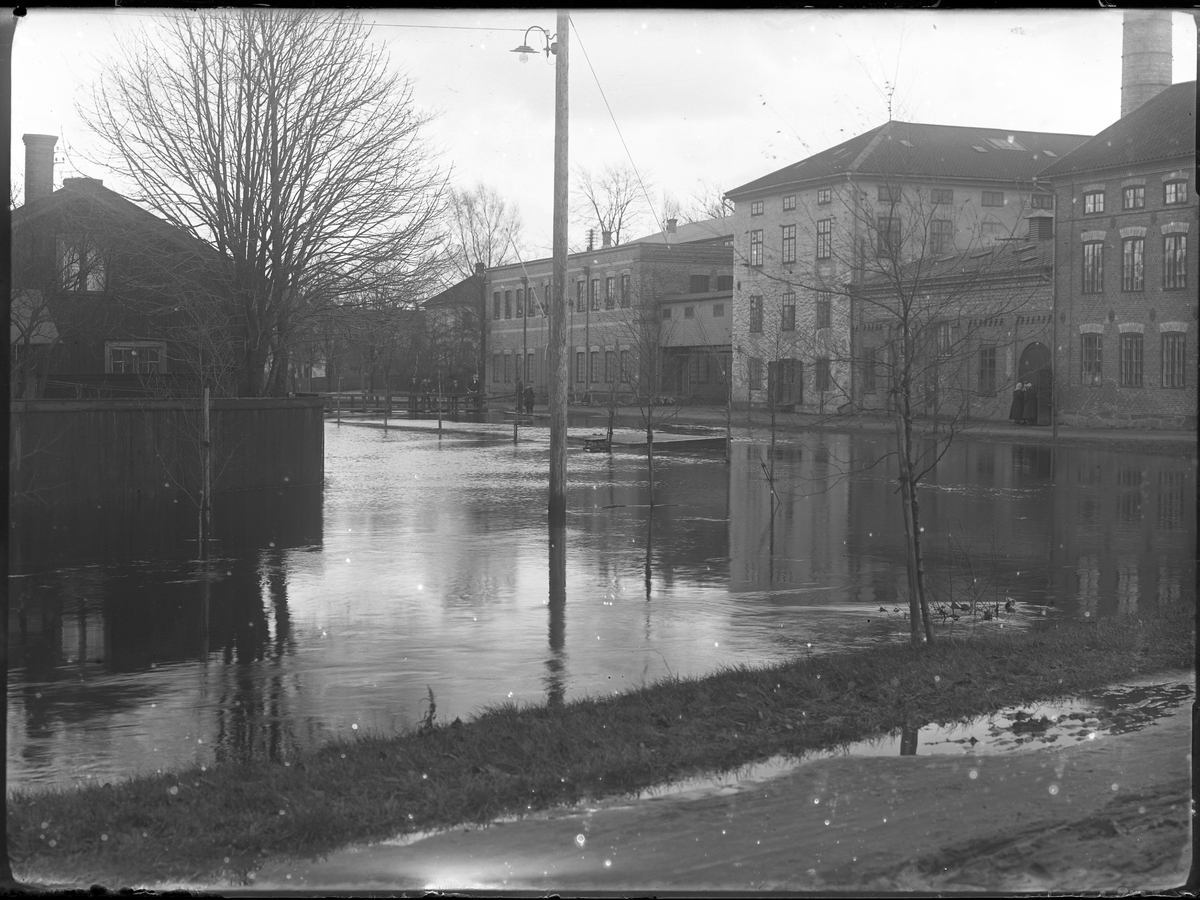 Översvämning vid Alingsås Bomullsväveris fabriksbyggnad.