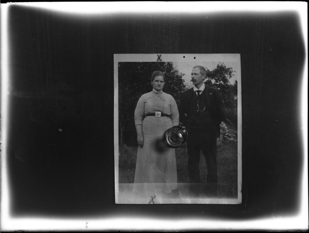 Reprofotografi av ett foto föreställande en man och en kvinna. Reprofotografiet är en beställning av "Wiberg".