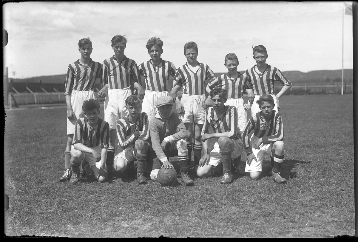 Gruppbild på ett junior fotbollslag i randiga tröjor. I fotografens egna anteckningar står det "Juniorlaget".