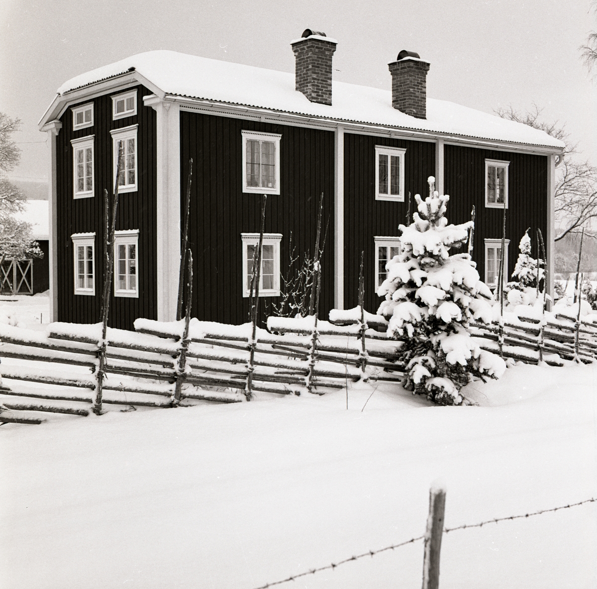 Gården Sunnanåker i vinterskrud, januari 1970