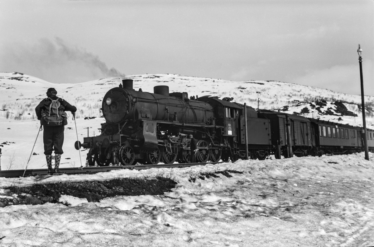 Påsketog retning Bergen, tog 7683, i spor 2 på Haugastøl stasjon. Toget trekkes av damplokomotiv type 31b nr. 428.