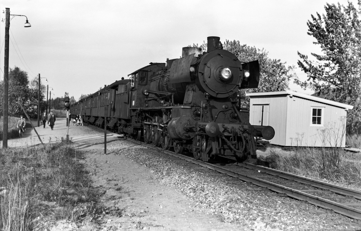 Forstadstog fra Trondheim til Støren, tog 1720, på Stavne holdeplass. Toget trekkes av damplokomotiv type 30b nr. 357.