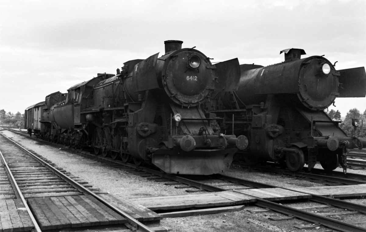 Hensatt damplokomotiv type 63a nr. 6412 på Marienborg. Til høyre type 63a nr. 5842.