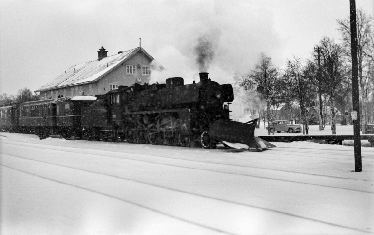 Dagtoget fra Trondheim til Oslo Ø, tog 302, på Røros stasjon. Toget trekkes av damplok type 26c nr. 432.