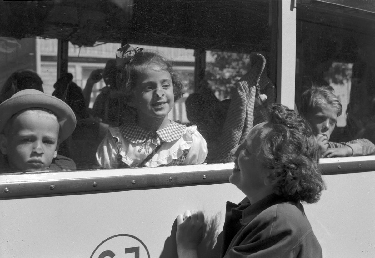 På väg till Frälsningsarmens barnkoloni i Rörberg. Taget den 10 maj  1950 i Stenebergsparken