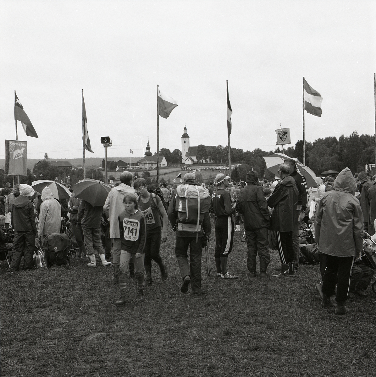 Några orienteringsdeltagare efter målgång vid O-ringen i Hälsingtuna den 20-24 juli 1981.