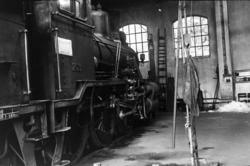 Damplokomotiv type 21a nr. 203 i lokomotivstallen på Arendal