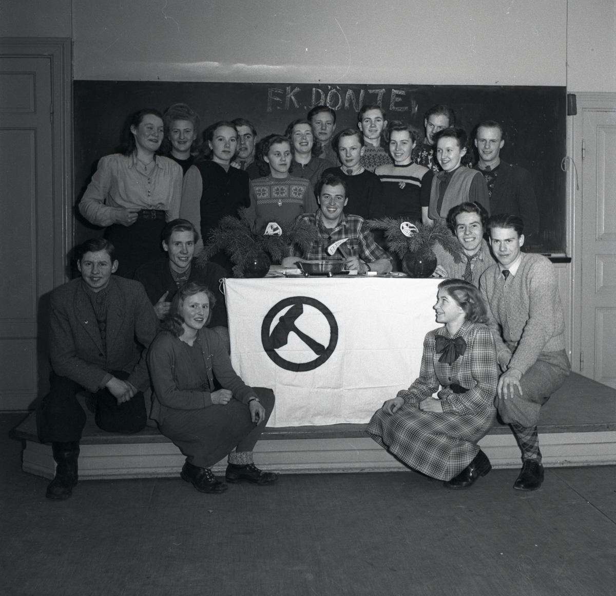 Män och kvinnor poserar i en samlingslokal, februari 1949.