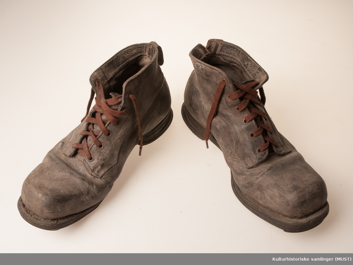 Kraftige støvler med tykk såle, jernbeslått foran, jernstifter under.