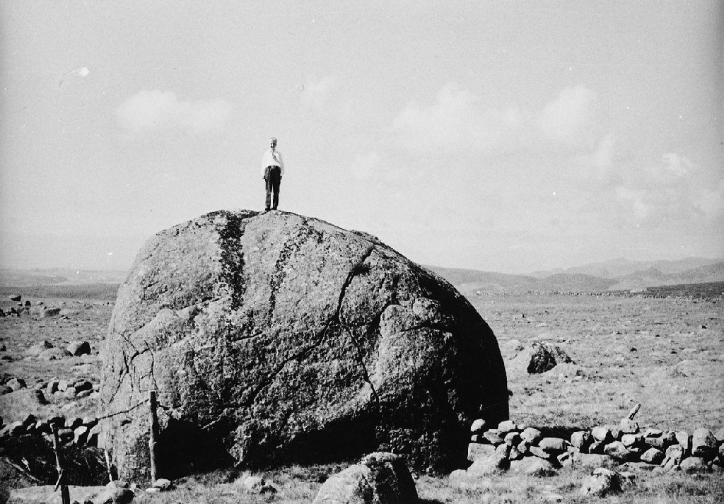 "Pro-steinen" på grensa mellom Kverneland og Njå. Gutten på steinen er Arne Kverneland (1954 - )