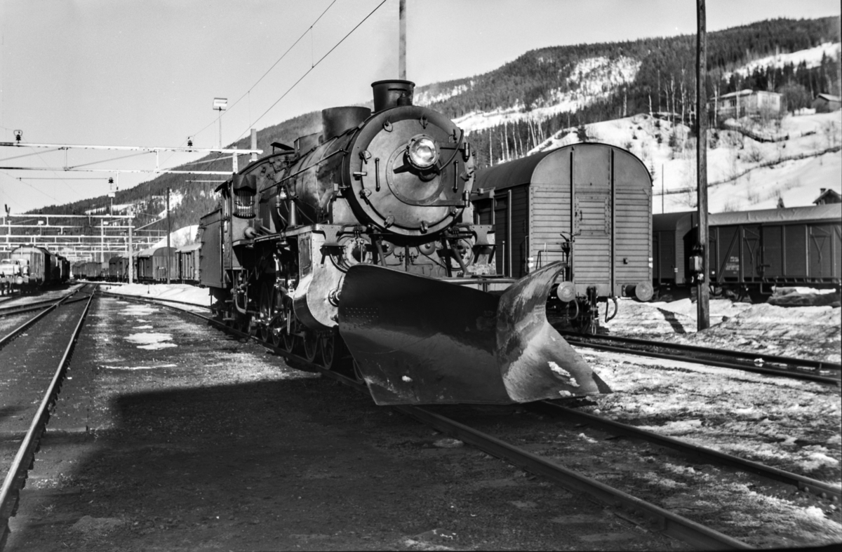 Damplokomotiv type 31b nr. 431 på Ål stasjon.