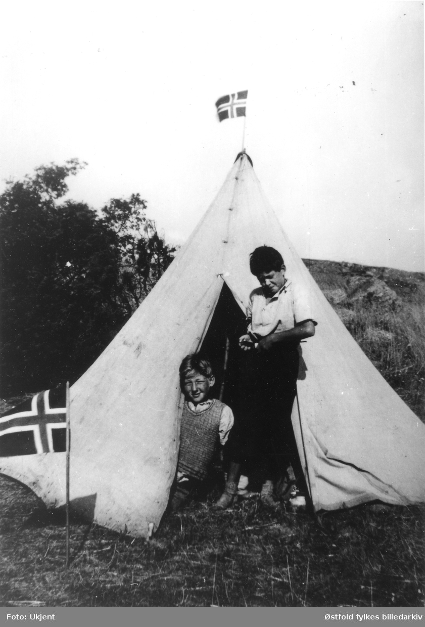 På teltur ved Vansjø  1933-34. Ivar Grønvold og Egil Gjølberg fra Rygge.