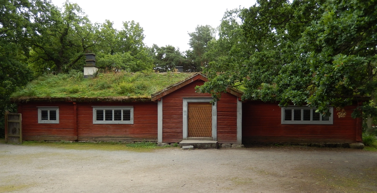 Laxbrostugan på Bergsmansgården är en timrad parstuga med framkammare, uppförd i en våning. Fasaden är målad med röd slamfärg. Byggnaden har ett sadeltak, med tätskikt av näver som täckts med torv. Två tegelmurade skorstenar med gjutna järnhuvar kröner sadeltaket.

Byggnaden är uppförd vid 1600-talets mitt på Laxbro gård i Ljusnarsbergs socken i nordvästra Västmanland. Laxbrostugan flyttades till Skansen 1895.