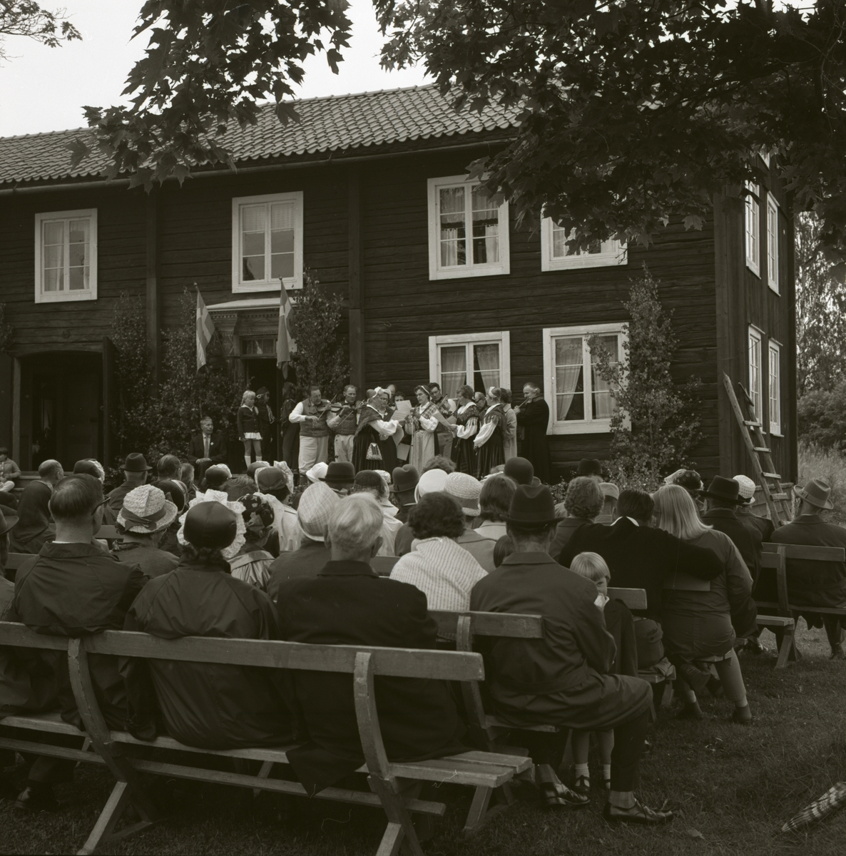 Under en hembygdsfest njuter publiken av sång och musik framförd vid hembygdsgården i Hassela, 1 augusti 1965.