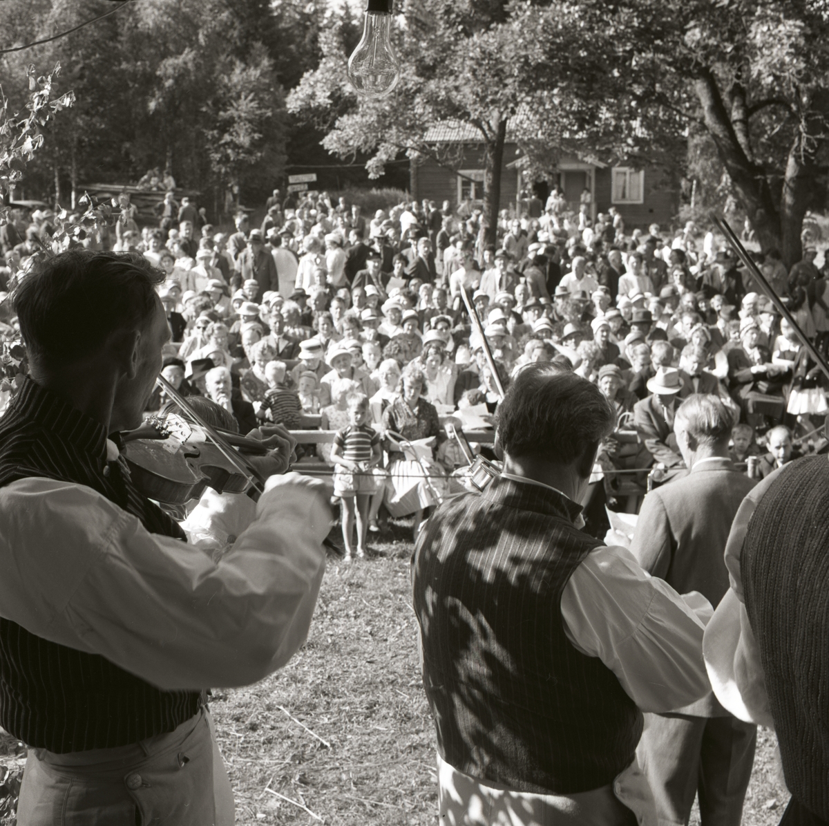 Spelmän uppträder inför en publik under Hembygdsfesten i Rengsjö , 22 juli 1962.