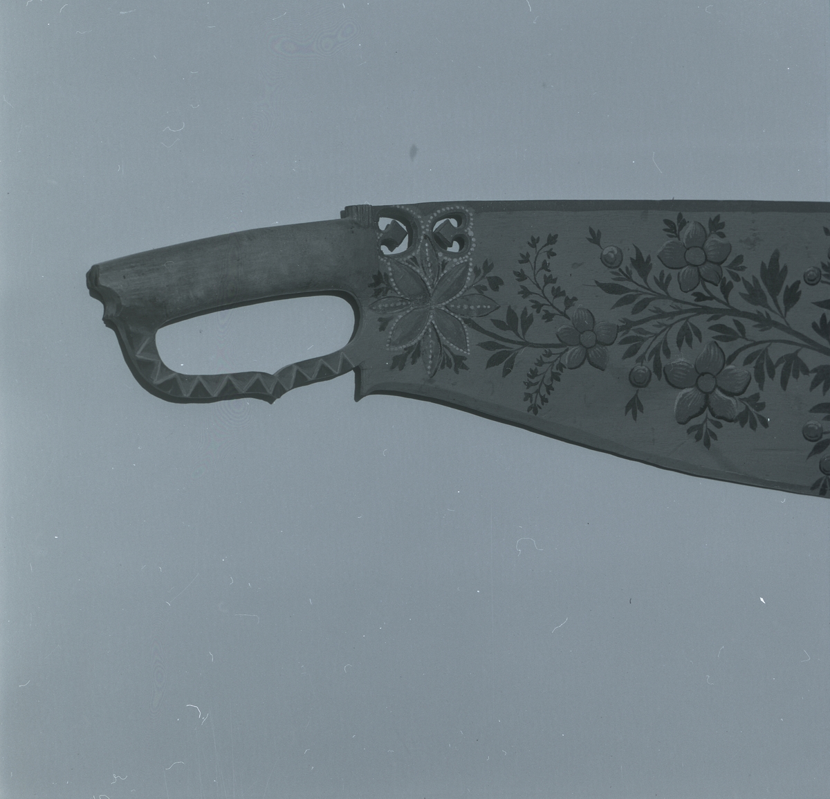 Ett handtag på en skäktkniv från Nole-gården, fotograferad den 7 augusti 1983.