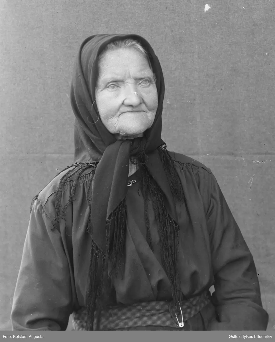Portrett av eldre ukjent kvinne med skaut.