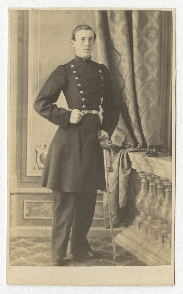 Porträtt av Carl Axel Leonard Nordenadler, underlöjtnant vid Västgöta regemente I 6.
Se även bild AMA.0005518.