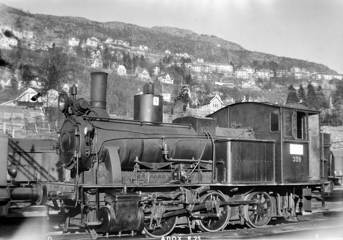 Damplokomotiv type 25b nr. 339 på Bergen stasjon.