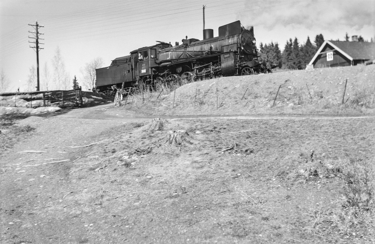 Damplokomotiv type 26c nr. 438 nord for Furuberget mellom Jessnes og Hamar.