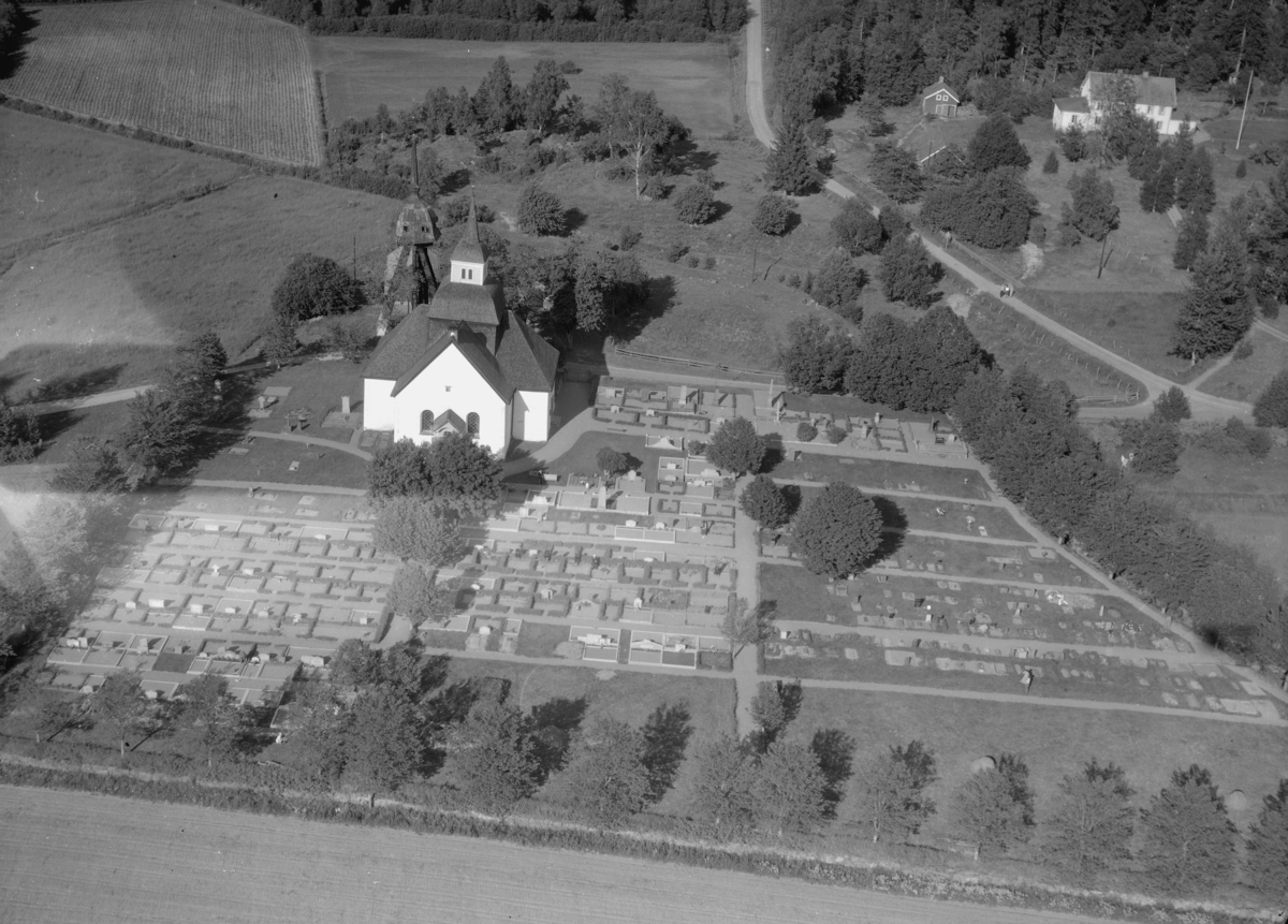 Flygfoto över Hakarps kyrka i Huskvarna. Nr K 199