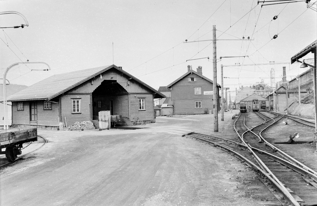 Stasjonsområdet på Thamshavn stasjon. Godshuset til venstre, stasjonsbygningen i bakgrunnen.