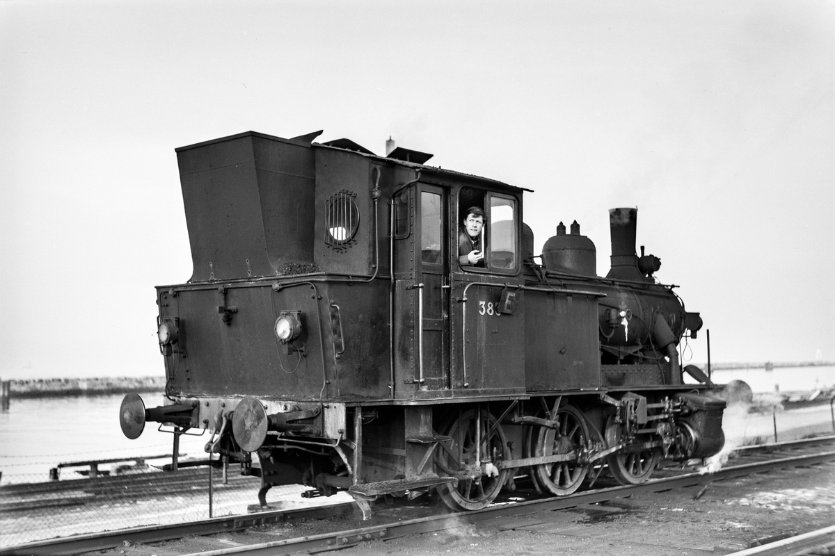 Damplokomotiv type 25c nr. 383 i skiftetjeneste på Trondheim stasjon.