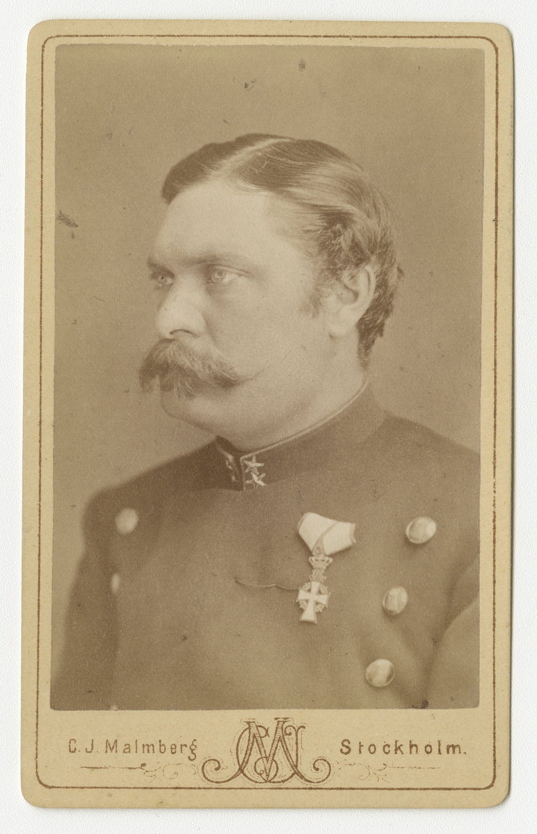 Porträtt av friherre Knut Alfred Rudolf Fabian Örnsköld, löjtnant vid Jönköpings regemente I 12.
Se även bild AMA.0009352 och AMA.0013862.