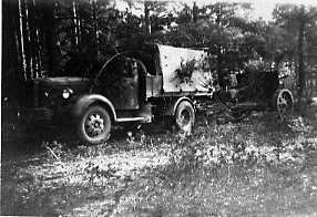 Pjäsbil (Volvo lastbil), gengasdriven. A 6. 10,5 cm kanon m/1934.