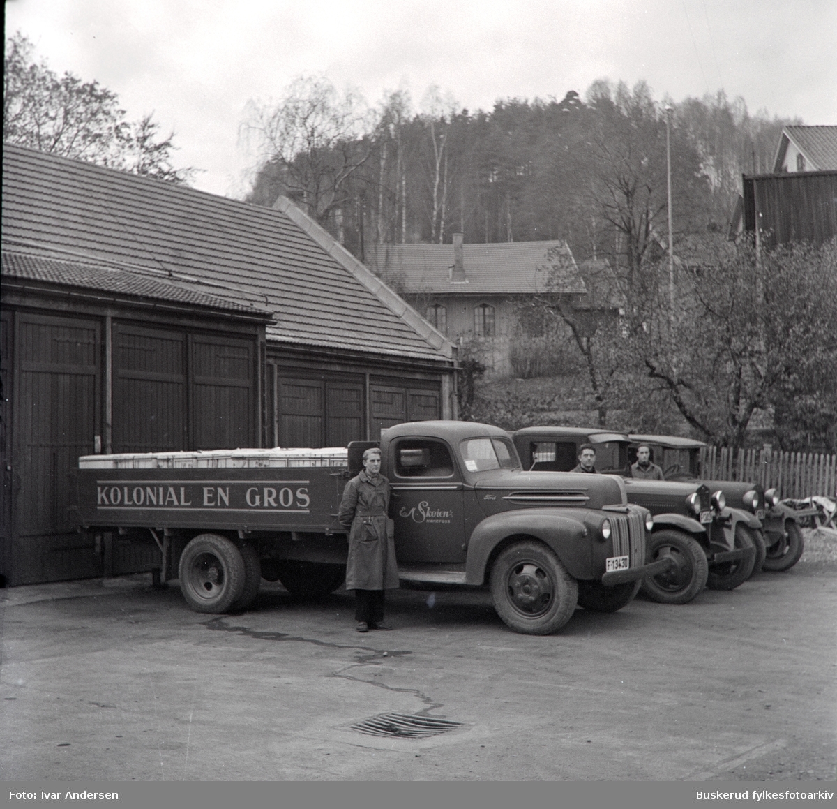 Bilparken ved Skøien kolonial i Hønefoss. Etablert i Hønefoss i 1923
Jac Lerberg først, fetter av E.M. Skøien