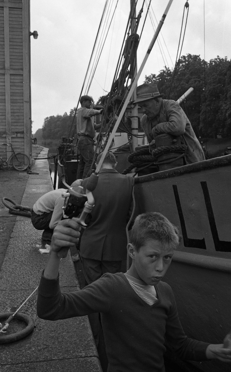 Pojkar fiskar vid hamnen vid Upsala Ångqvarns spannmålshiss, Uppsala 1962