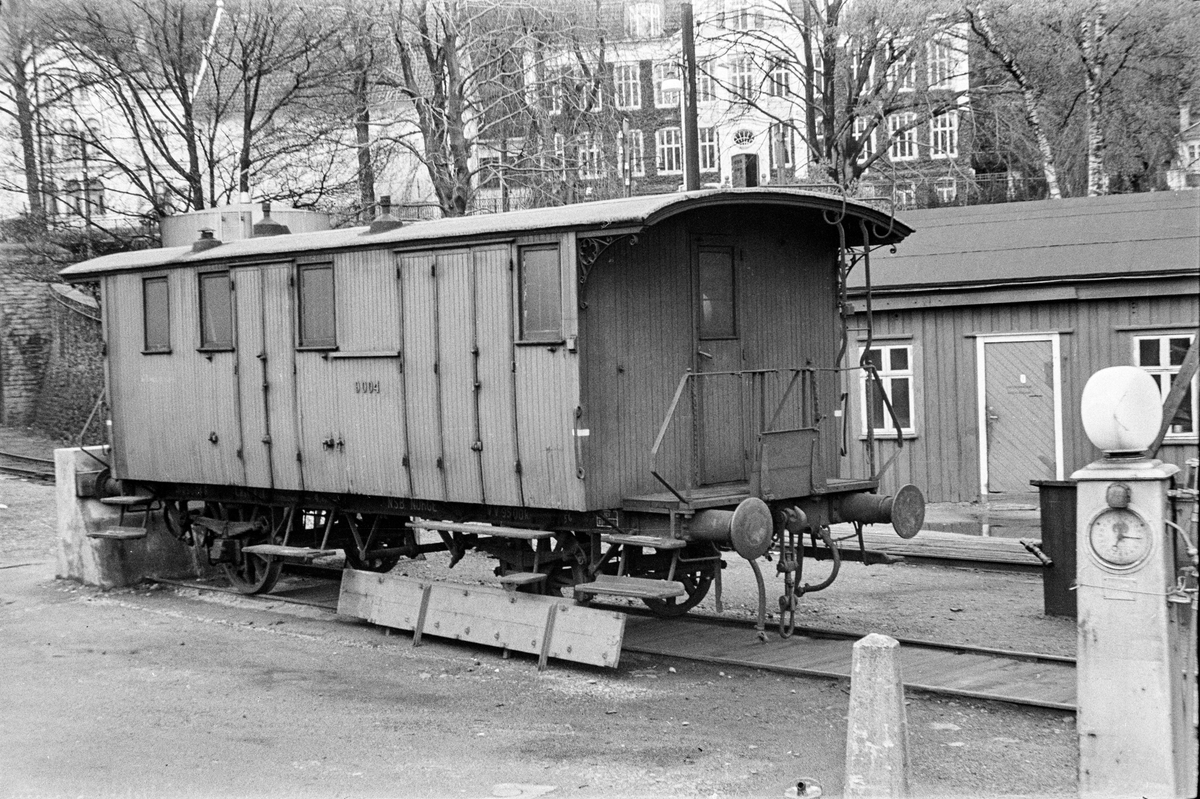 Konduktørvogn litra F type 6 nr. 9004 på Bergen stasjon.